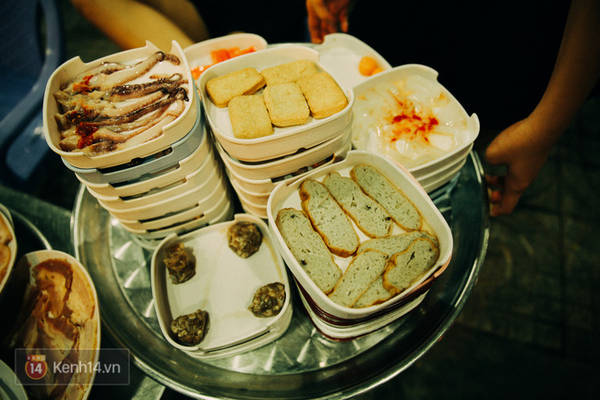 Một mâm toàn các món hải sản hoặc chả để các bạn lựa chọn.