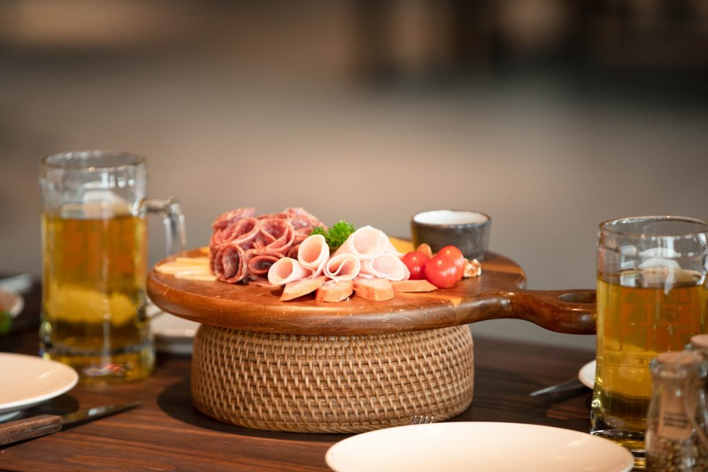 Những ly bia tươi mát lạnh được rót trực tiếp tại xưởng bia thủ công BaNa Brew House