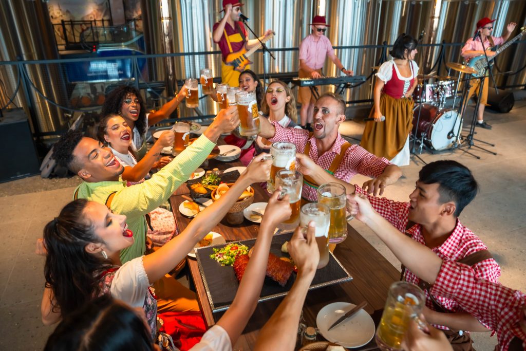 Du khách thưởng thức bia tươi tại xưởng bia thủ công BaNa Brew House