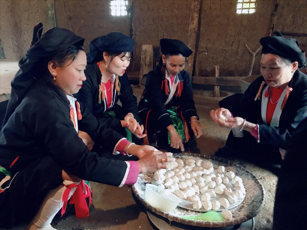 Công đoạn nặn bánh bạc đầu thủ công