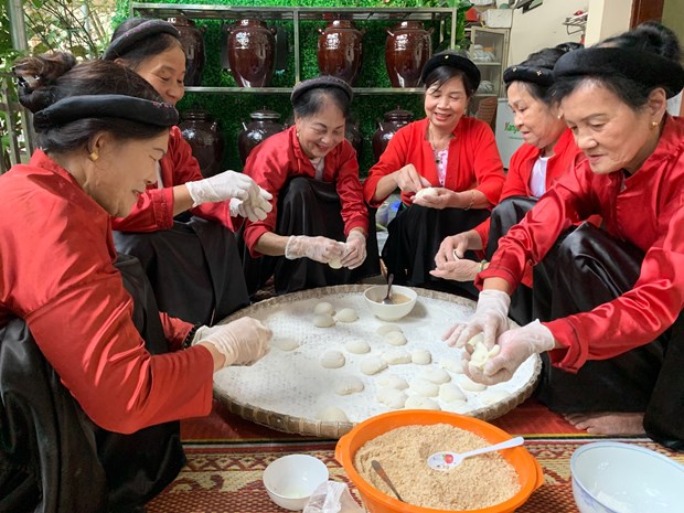 Phụ nữ Sán Dìu làm bánh bạc đầu