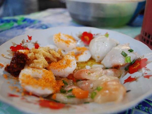 Bánh bột lọc: Với lớp vỏ làm từ bột năng dai dai mà mềm mịn, nhân tôm thịt ngọt thơm đậm đà, bánh đã chinh phục được ngay cả những thực khách khó tính nhất.