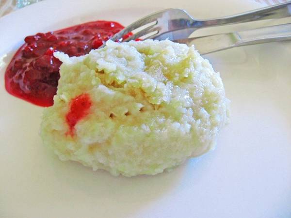 Pitepalt (Thụy Điển): Loại bánh làm từ khoai tây, bột đại mạch và bột mì nhồi thịt được ăn kèm với mứt dâu Lingonberry hoặc bơ.