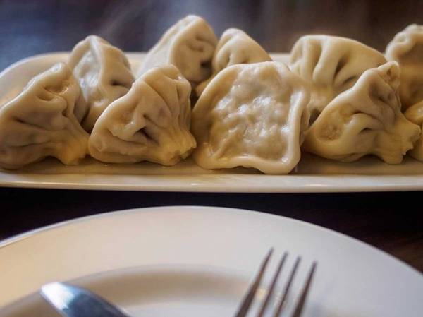 Khinkali (Georgia): Nhân bánh làm từ thịt lợn và thịt bò được cho vào vỏ lúc còn sống, khi chín phần nhân sẽ tiết ra nước rất ngọt và đậm đà. Bánh này thường được ăn cùng với hạt tiêu đen.