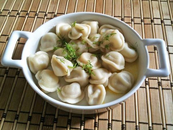 Pelmeni (Nga): Với nhân làm từ các loại thịt như gà tây, thịt lợn cùng với nấm hoặc phô mai, những chiếc bánh nhỏ xinh thật vừa miệng các du khách.