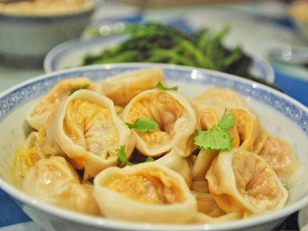 Mandu (Hàn Quốc): Người Hàn mê kim chi tới mức dùng làm nhân bánh, tạo ra một hương vị đặc biệt.