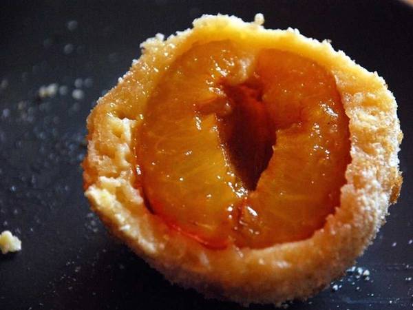 Svestkove Knedily (Cộng hòa Czech): Món bánh có tên khá khó đọc được làm từ bơ, bột mì, trứng với nhân hoa quả, thường là mận. Sau khi hấp chín, bánh được quết thêm bơ lỏng và đường.