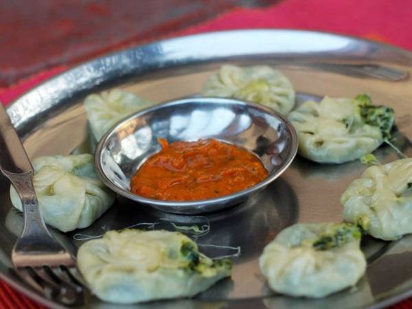 Momo (Nepal hoặc Tây Tạng): Với nhân làm từ thịt xay và các loại rau như cải bắp, cải bó xôi hay hành tươi, bánh Momo là món không thể bỏ qua khi tới Nepal hoặc Tây Tạng.