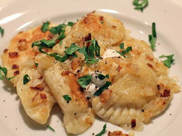 Pierogis (Ba Lan): Nhân loại bánh này rất đa dạng, từ khoai tây nghiền, phô mai, hành phi, nấm, thịt tới cải bó xôi.