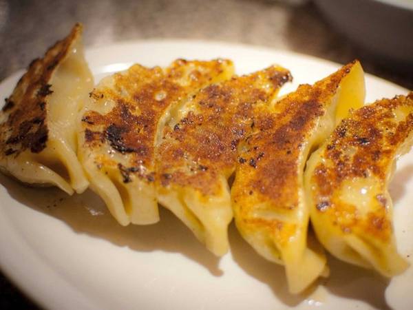 Gyoza (Nhật Bản): Đây là một loại há cảo phiên bản Nhật, với nhân thịt lợn, bắp cải, hành, cà rốt được bọc trong một lớp bột màu nâu.