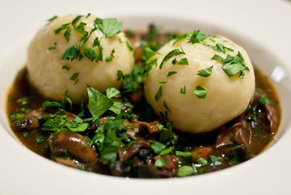 Knödel (Đức): Loại bánh không nhân được ăn kèm với các món thịt của Đức như Schnitzel, Sauerbraten, hay Rouladen.