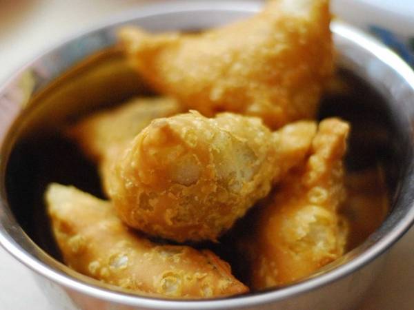 Samosa (Ấn Độ): Với lớp vỏ ngoài giòn tan và phần nhân làm từ khoai tây, đậu Hà Lan, đậu lăng, thịt xay và hành, Samosa là món bánh lót dạ lý tưởng.