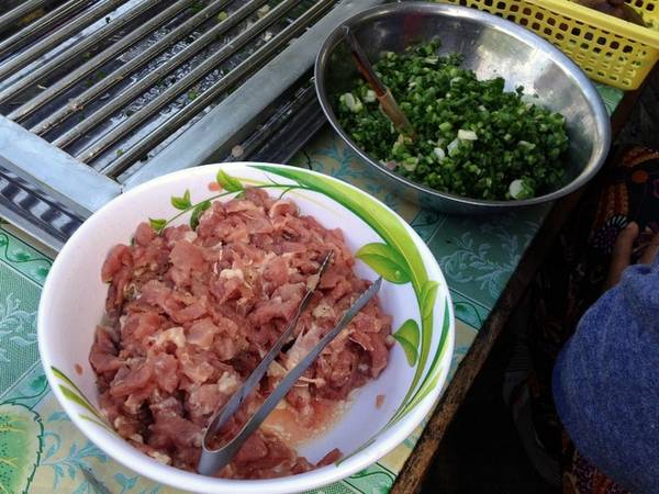 Nướng bánh căn Ninh Thuận trên lò than hồng