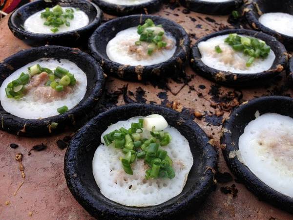 Bánh căn Ninh Thuận nóng hổi thả vào tô hành lá