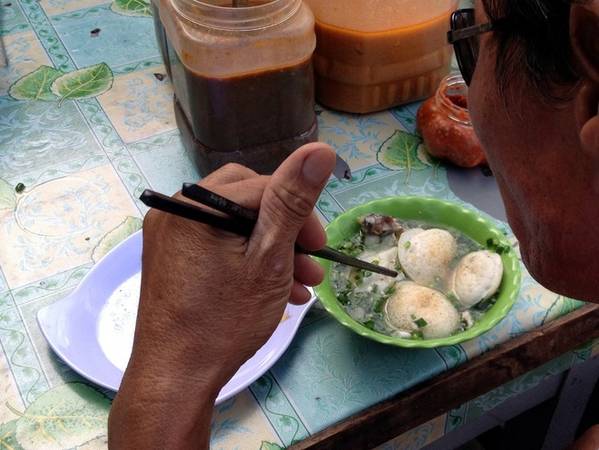 Cách ăn bánh căn Ninh Thuận với nước cá kho hoặc mắm nêm