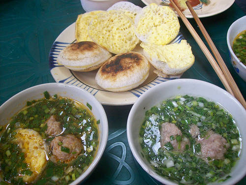 Bánh căn hải sản nóng hổi thơm ngon tại Nha Trang