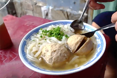 Sợi bánh canh bò viên An Giang làm từ gạo đặc trưng sẽ khiến bạn khó quên