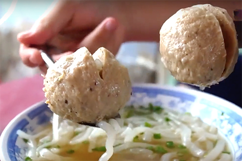 Thực khách sẽ khó cưỡng lại những viên bò to, giòn và dai.