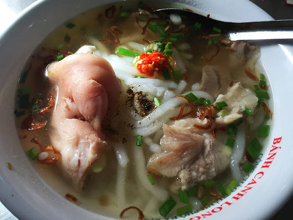 Bánh canh Long Hương nằm ngay trước cổng chào thành phố Bà Rịa