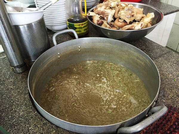 Nước lèo bánh canh Long Hương hầm từ xương ống và hải sản