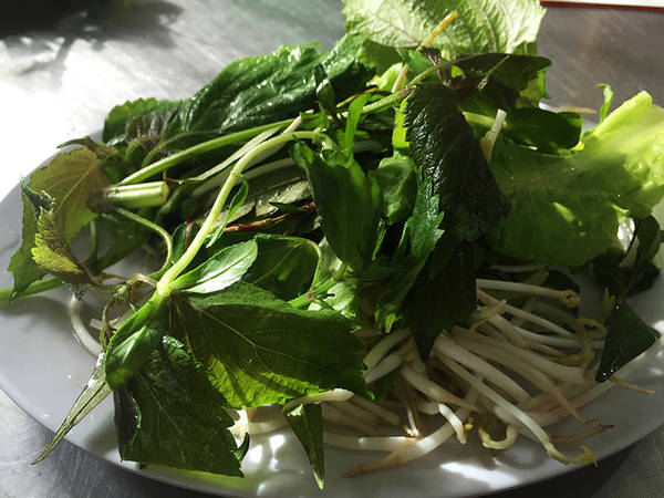 Đĩa rau thơm ăn kèm bánh canh Long Hương Bà Rịa