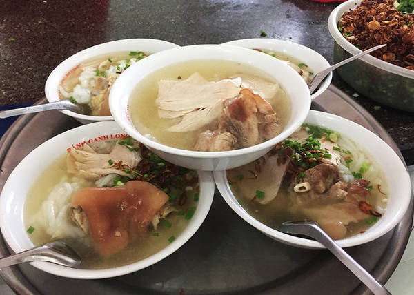 Giá bánh canh Long Hương 45.000 đồng một tô