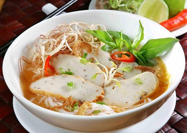 banh-canh-cha-ca-ivivu-2-1 banh-canh-cha-ca-ivivu-2