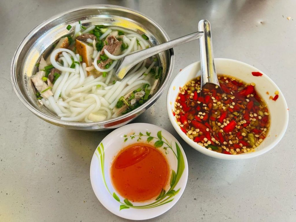 Bánh canh chả cá Phan Rang ăn kèm mắm ớt