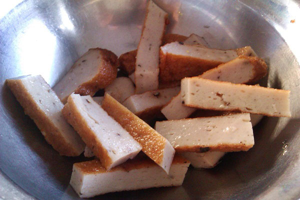 Chả cá chiên trong bánh canh chả cá Phan Rang