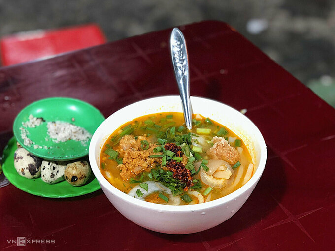 Tô bánh canh cua Huế nóng hổi, ăn trong tiết trời mùa hè sẽ toát hết mồ hôi mà vẫn níu chân biết bao du khách