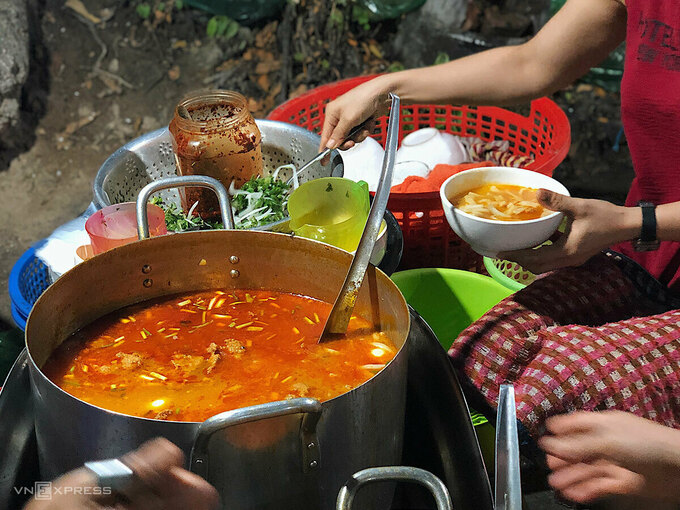 Quán bánh canh cua Huế đông khách, bán từ 15h đến 1h đêm