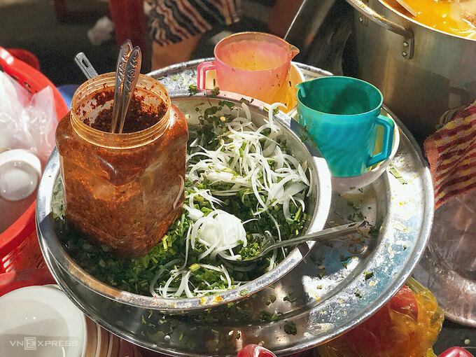 Gia vị ăn kèm bánh canh cua Huế gồm muối, tiêu, hành ngò