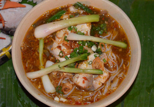 banh-canh-hu-tieu-dam-huong-vi-bien-vung-tau-ivivu-2