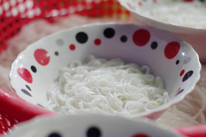 Bánh canh Vĩnh Trung (tên một xã ở huyện Tịnh Biên) có sợi dẹt nhỏ chứ không tròn to như ở nhiều vùng khác của Việt Nam. Nhìn qua, sợi bánh hơi giống sợi phở nhưng không dẹt phẳng mà đầy lẳn, trắng nõn, khi ăn có cảm giác trơn tuột và dai mềm, lạ miệng.  Người dân vùng này kể lại, loại bánh canh này được một phụ nữ Khmer tên là Neang Oanh Na chế biến ra cách đây hàng chục năm, vì mê hương vị gạo Neang Nhen. Phiên bản đầu tiên là món bánh canh cá lóc đồng, sau này thêm thịt bò, gà, heo, tôm theo nhu cầu. Nước lèo được ninh chắt từ cá đồng, xương heo, xương gà và tôm nên ngọt thơm. Món ăn còn tận dụng nguồn thịt ngon và sạch ngay tại địa phương là thịt bò, gà, heo nuôi tự nhiên ở vùng Bảy Núi, cá, tôm đánh bắt từ nguồn nước sông Mekong. Về sau, nhiều người tại vùng đã học cách làm loại bánh đặc biệt này từ cô Neang Oanh Na và biến nó thành món ăn đặc trưng của vùng.