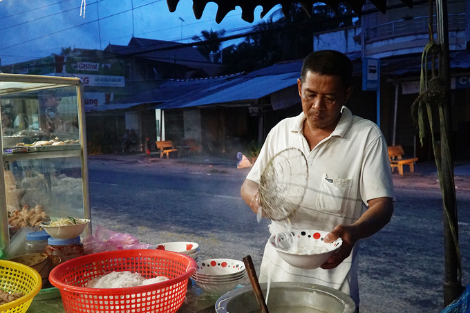 Theo chủ quán, nhờ có thương hiệu bánh canh ra đời từ loại gạo thơm mà nhiều du khách không ngại đường xa đến vùng biên giới để thưởng thức.  "Chúng tôi phục vụ người địa phương lẫn du khách ở nơi khác tới. Lâu lâu cũng có người nước ngoài", cô Tiên nói.