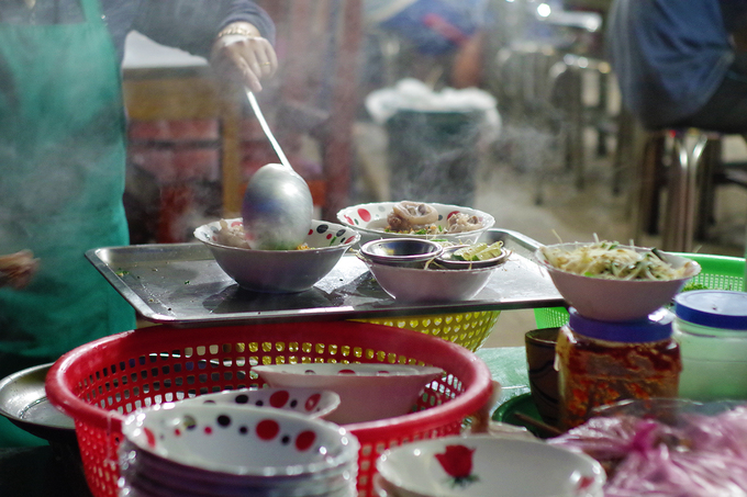 Sợi bánh được trụng chín để trong tô, chủ quán đặt nhân giò heo, bò viên, miếng cá lóc đều trên mặt bánh rồi rưới ngập nước lèo trong vắt, rắc thêm nhúm hành ngò phi thơm lừng. Khi ăn cần chế thêm một chén mắm nhỏ kèm ớt chưng để chấm phần nhân, làm tăng vị ngon tối đa cho tô bánh canh.