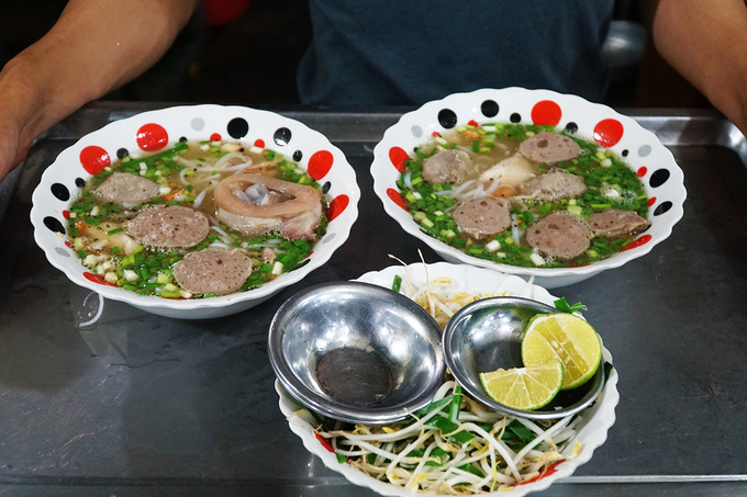 Thạch, con trai cô Mỹ Tiên hàng ngày phụ mẹ bán hàng, cho biết, gia đình không thuê nhân viên, chỉ có ba má làm đồ, em và các anh chị bưng phụ. "Hôm nào đông khách thì gia đình nhờ thêm các anh chị em họ giúp", Thạch nói.