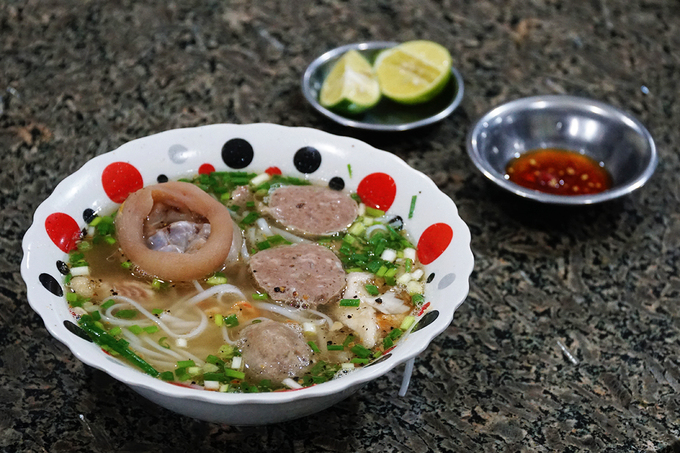 Quán mở cửa từ 7h đến 19h mỗi ngày. Một tô bánh canh thập cẩm hoặc một món nhân đều có giá 30.000 đồng một tô, nếu chỉ có cá thì 20.000 đồng.