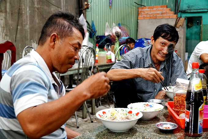 "Bánh canh ngon dễ ăn lắm. Tôi thường ăn sáng ở đây, rồi tối đi làm về lười nấu cũng lại ra làm thêm một tô chứ ít khi ăn thứ khác", anh Quang, sống gần quán chia sẻ