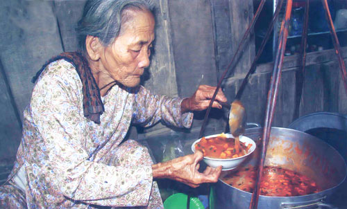 Gánh bánh canh Nam Phổ lề đường mộc mạc