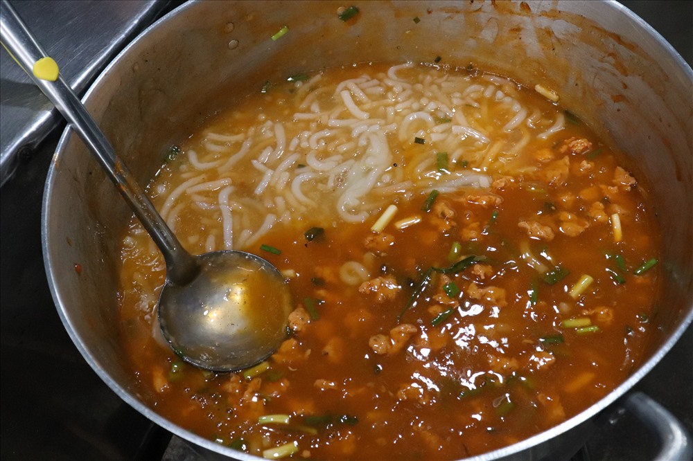 Nồi nhân bánh canh Nam Phổ màu gạch tôm bắt mắt