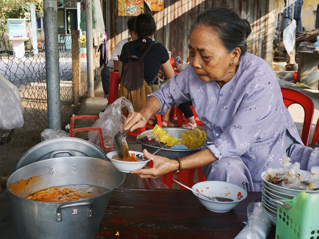 Quán bánh canh Nam Phổ mệ Dư nổi tiếng tại Huế