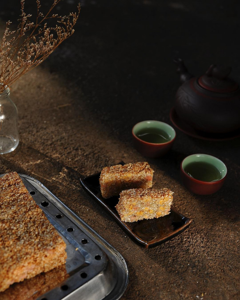 Thưởng thức bánh cáy làng Nguyễn cùng trà