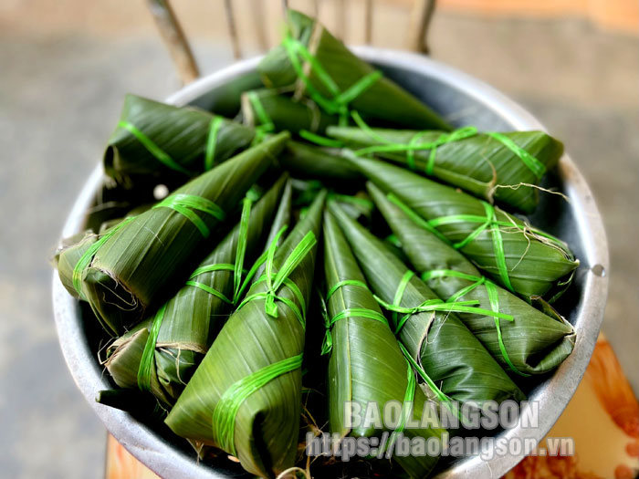 Bánh coóc mò gói lá chuối của người Tày