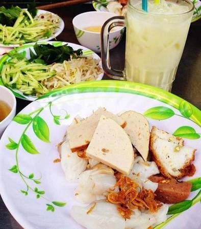 Đĩa bánh cuốn Sài Gòn kiểu Nam với chả, bánh tôm và nem