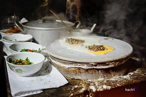 Muốn ăn bánh cuốn, du khách ngồi cạnh bếp đợi chủ quán tráng bánh. Ảnh: Hachi8.