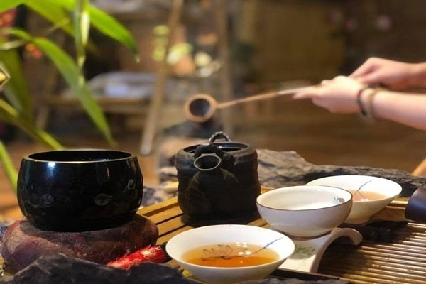 Bánh ngon và thi vị hơn khi ăn và uống trà. Ảnh: VnExpress.