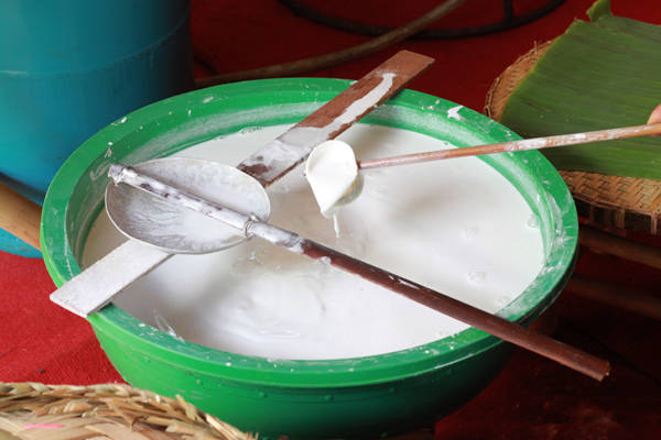 Bánh ướt nóng trong món bánh đập miền Trung