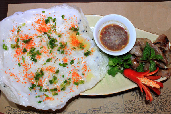 Bánh đập miền Trung ăn kèm mắm nêm và thịt nướng