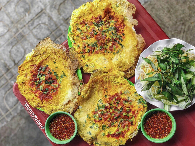 Thưởng thức bánh ép Huế dẻo dai kèm nước mắm chua ngọt cực cuốn